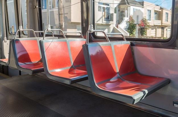 Interno moderno del treno della metropolitana