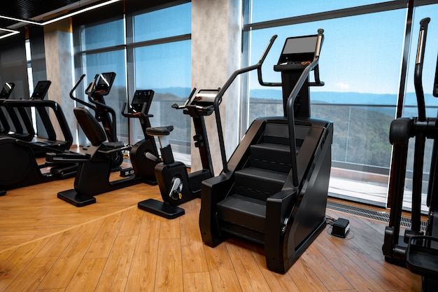 Interno moderno della palestra con nuove attrezzature per il fitness