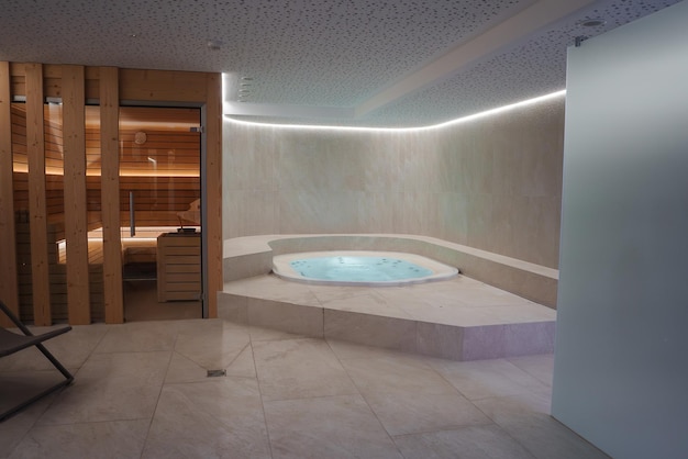 Interno moderno della spa con sauna, jacuzzi e poltrona