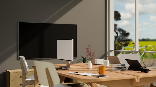 Interno moderno della stanza di coworking dell'ufficio urbano con gli accessori sullo schermo della TV della tavola di legno sulla parete