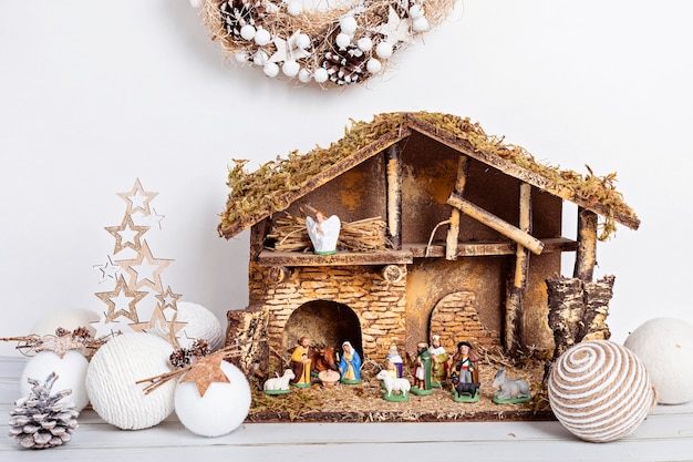 Interno natalizio hygge con presepe natalizio con sacra famiglia e tre re magi