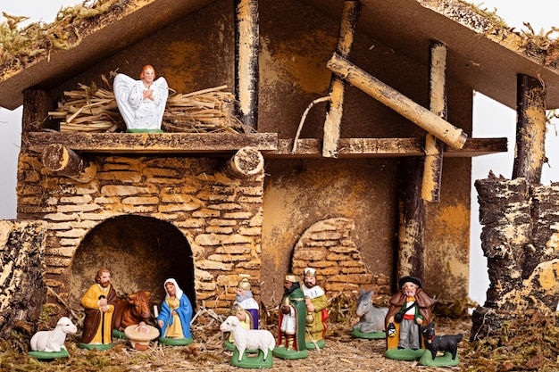 Interno natalizio hygge con presepe natalizio con sacra famiglia e tre re magi