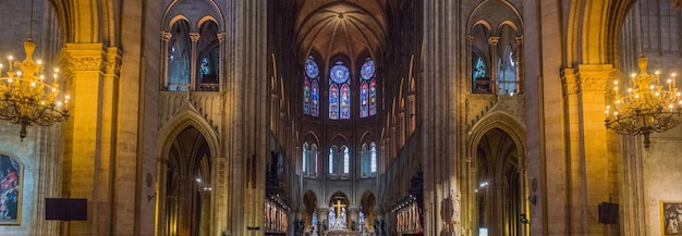 Interno nella cattedrale di Notre Dame in Francia