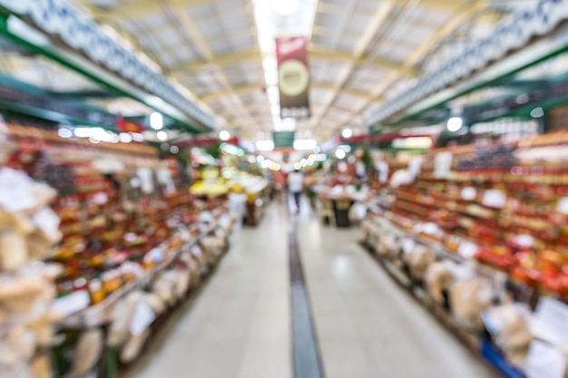 Interno sfocato dello sfondo del mercato municipale di Curitiba