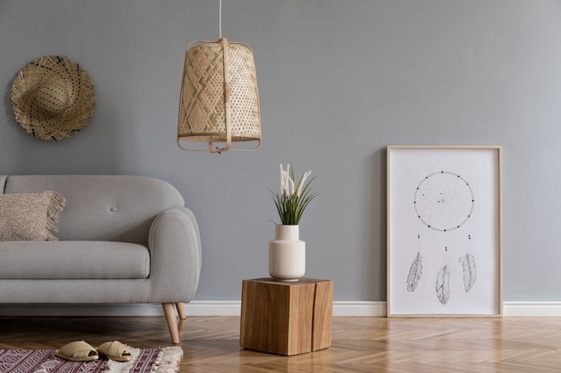 Interno spazioso e creativo del soggiorno con divano spazio copia e accessori modello stile boho