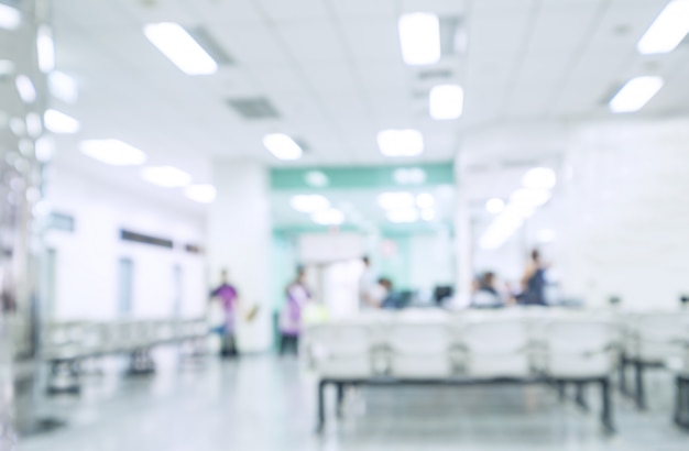 Interno vago dell'ospedale o clinico con la gente - fondo medico astratto.