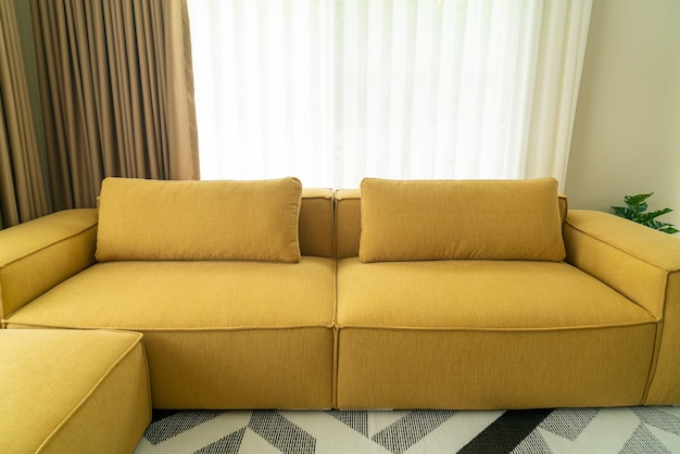 interno vuoto della decorazione del divano in tessuto giallo nel soggiorno di casa