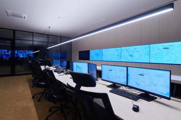 Interno vuoto della grande sala di controllo del sistema di sicurezza moderno
