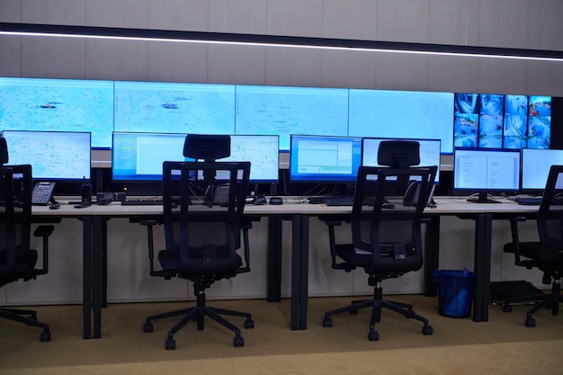 Interno vuoto della grande sala di controllo del sistema di sicurezza moderno