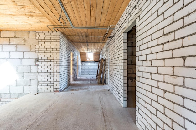 Interno vuoto in casa senza riparazioni con pareti in mattoni di silicato bianco