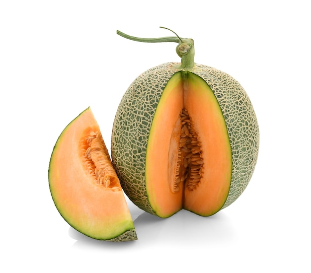 Intero e fetta di meloni giapponesi, melone arancione o melone cantalupo con semi isolati su bianco