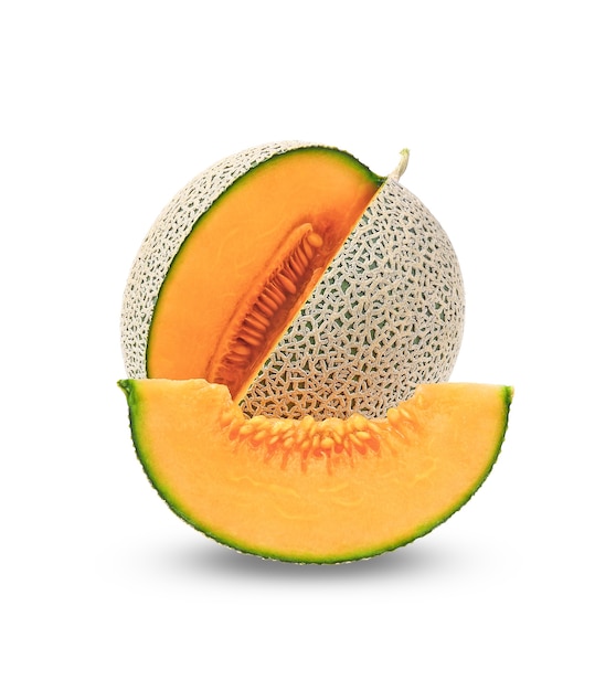 Intero e fetta di meloni giapponesi, melone arancione o melone cantalupo con semi isolati su bianco