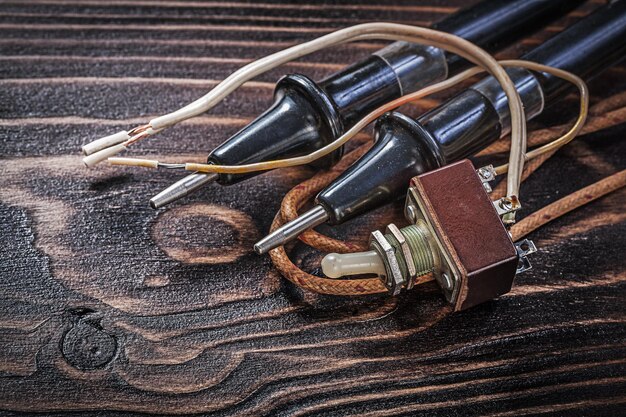 Interruttore a levetta elettrico tester elettrico vintage su tavola di legno concetto di elettricità.