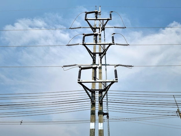 Interruttore di interruzione del carico da 115 kV in posizione aperta su sfondo blu cielo