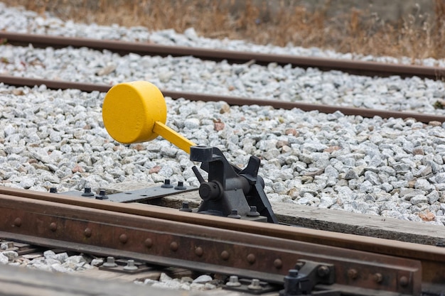 Interruttore giallo dei binari ferroviari nell'illuminazione diurna