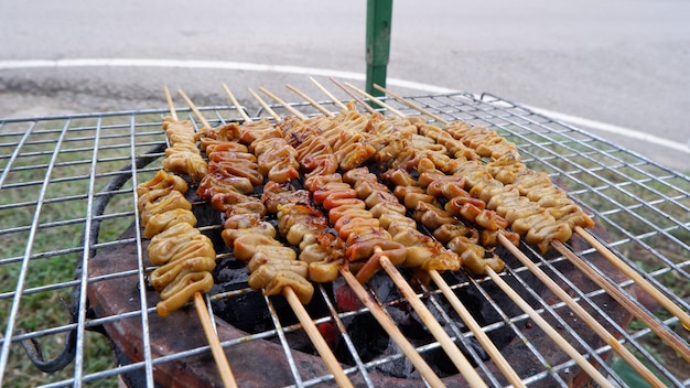 Intestino di pollo alla griglia marinato in thailandia