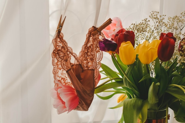 Intimo femminile con tulipani primaverili