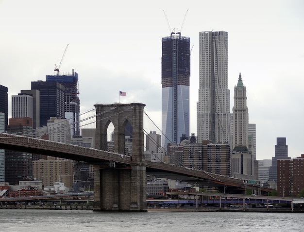 intorno al ponte di Brooklyn a New York