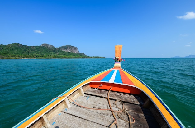 Intorno alla prua di una barca a coda lunga mentre navigano in mare sulla strada per viaggiare a Koh Kradan Trang Provincia teavel Thailandia