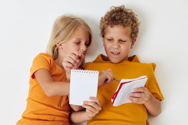 Intrattenimento per l'infanzia di due bambini gioiosi che disegnano lo stile di vita dell'infanzia inalterato