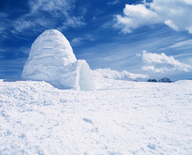 Inverno artico estremo e una casa eschimese Igloo