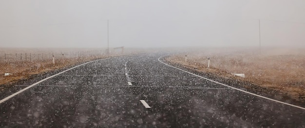 inverno autostrada nevicata sfondo nebbia scarsa visibilità