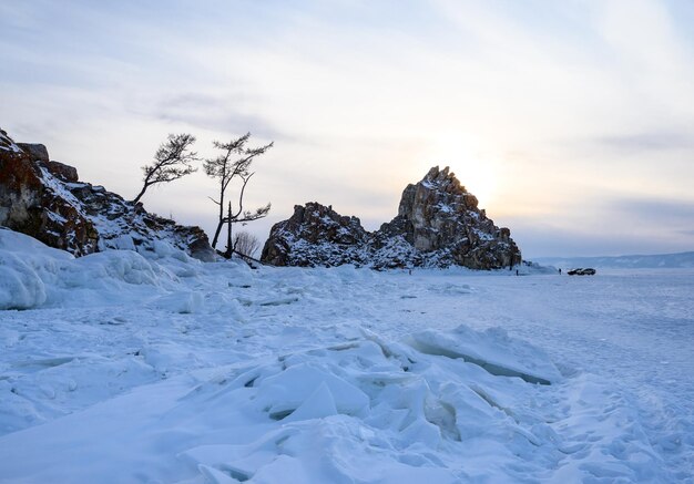 Inverno Baikal Il piccolo mare, il regno del ghiaccio e della neve Olkhon Lago Baikal, la luce della sera tra gli alberi e le rocce