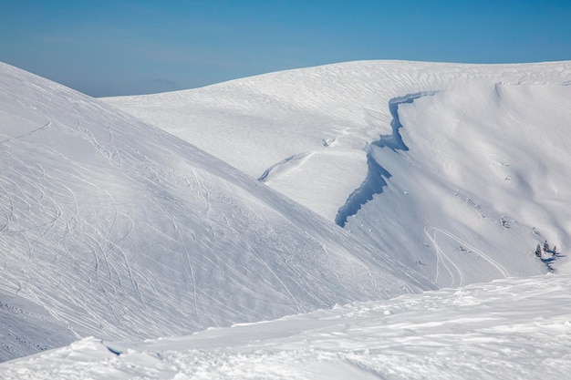 Inverno bianco coperto di cime montuose innevate Concetto di sport estremi all'aperto in Europa