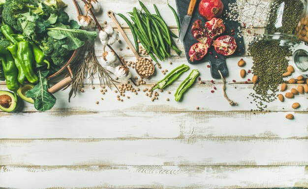 Inverno cibo vegetariano ingredienti da cucina dipinto di bianco sullo sfondo di legno