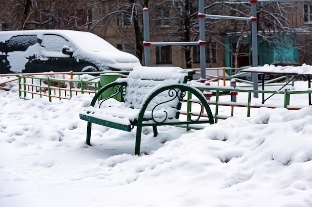 Inverno, cortili coperti di neve. Il problema della rimozione della neve in città. Carenza di spazzaneve