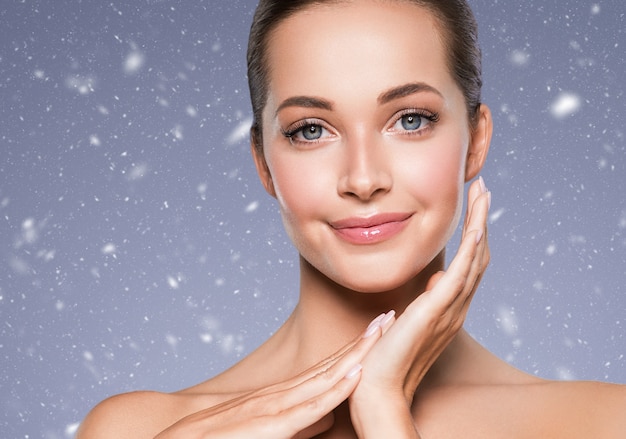 Inverno Cura della pelle donna bellezza viso viso sano pelle modello cosmetico andhappy emotivo. Colpo dello studio.