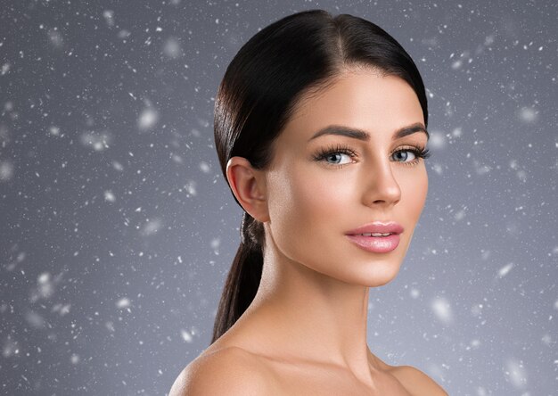 Inverno donna pelle sana ciglia estensione bellezza trucco naturale età cosmetica concetto colore di sfondo. Colpo dello studio.