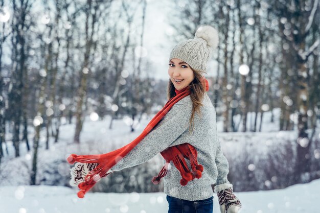 Inverno giovane donna ritratto bellezza gioiosa ragazza modello che ride e si diverte nel parco invernale