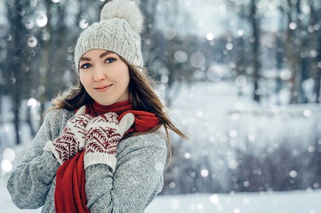 Inverno giovane donna ritratto bellezza ragazza gioiosa che ride e si diverte nel parco invernale