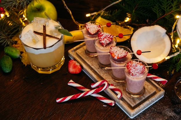 Inverno girato cocktail con fragole sul tavolo nel ristorante