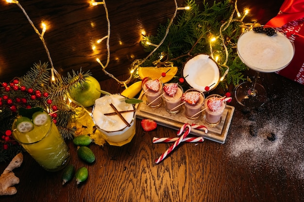 Inverno girato cocktail e cocktail di Natale con fragole sul tavolo nel ristorante