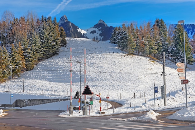 Inverno in Svizzera. Strade di Gruyère con il bellissimo paesaggio invernale in una soleggiata giornata invernale