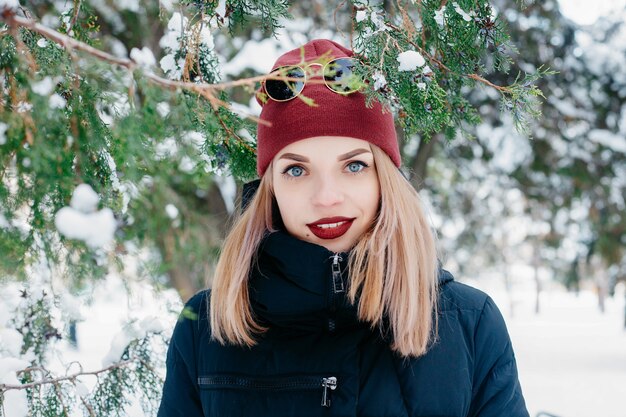 Inverno, Natale, emozioni, persone, stile di vita e concetto di bellezza - Ritratto all'aperto della ragazza di Natale