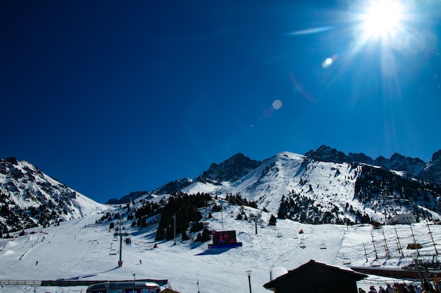 Inverno nelle montagne del Kazakistan nel campo degli scalatori in una luminosa giornata di sole