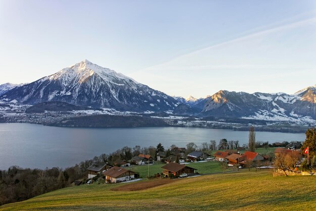 Inverno nelle montagne delle Alpi svizzere vicino al lago di Thun