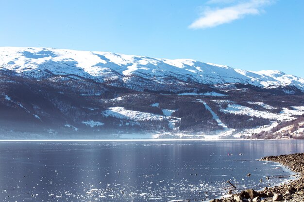 inverno nelle montagne lago ghiacciato ai piedi delle montagne bellissimo paesaggio naturale di Nor