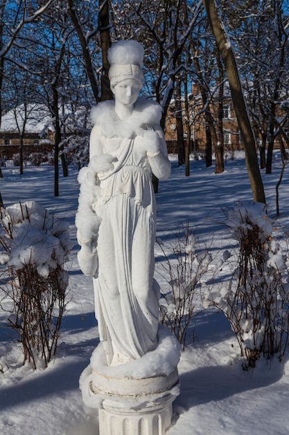 Inverno nevoso nel parco cittadino Statua innevata di una donna su uno sfondo di alberi innevati Smila città Ucraina