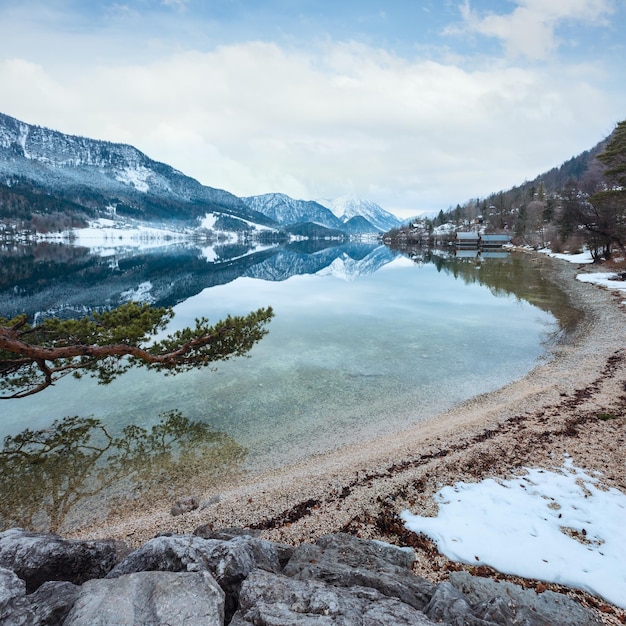 Inverno nuvoloso Lago alpino Grundlsee vista dell'Austria con fantastici riflessi sulla superficie dell'acqua