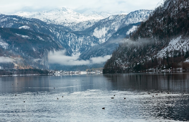 Inverno nuvoloso Vista sul lago alpino Grundlsee (Austria)