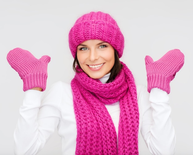 inverno, persone, concetto di felicità - donna con cappello, sciarpa e guanti