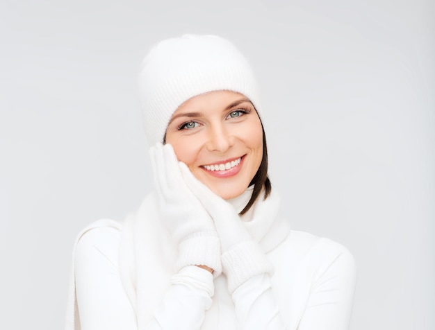 inverno, persone, concetto di felicità - donna con cappello, sciarpa e guanti