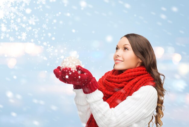 inverno, persone, concetto di felicità - donna felice in sciarpa e guanti con palla di natale