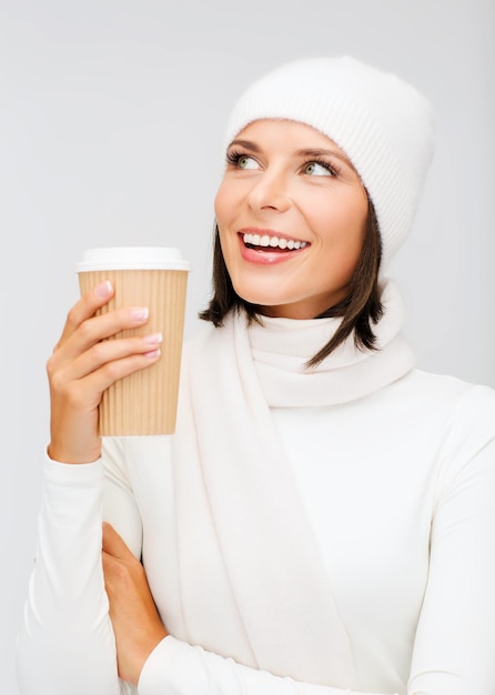 inverno, persone, felicità, bevanda e concetto di fast food - donna con cappello con tè o tazza di caffè da asporto