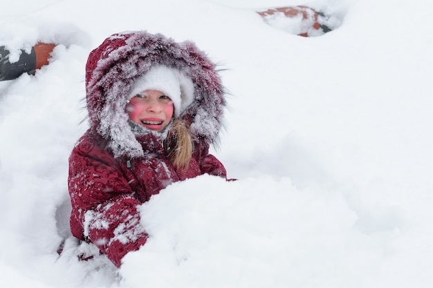 Inverno. Ragazza che gioca con la neve nella neve.