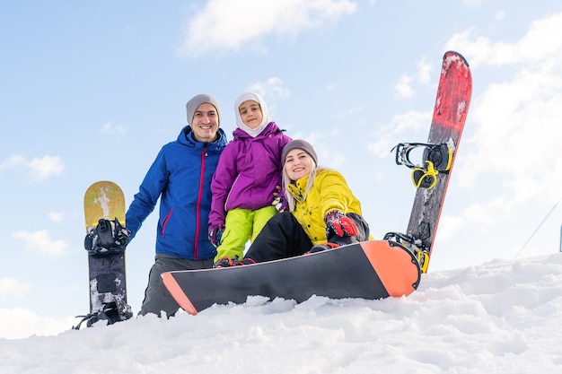 Inverno, sci, neve e sole - famiglia che si gode le vacanze invernali